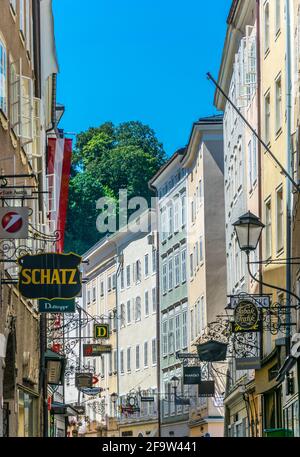 SALZBURG, ÖSTERREICH, 30. JULI 2016: Die Menschen bummeln durch die engen Gassen der Altstadt der österreichischen Stadt Salzburg. Stockfoto