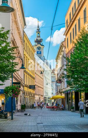 LINZ, ÖSTERREICH, 30. JULI 2016: Blick auf eine schmale Straße in der Altstadt der österreichischen Stadt Linz. Stockfoto