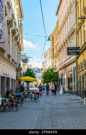 LINZ, ÖSTERREICH, 30. JULI 2016: Blick auf eine schmale Straße in der Altstadt der österreichischen Stadt Linz. Stockfoto