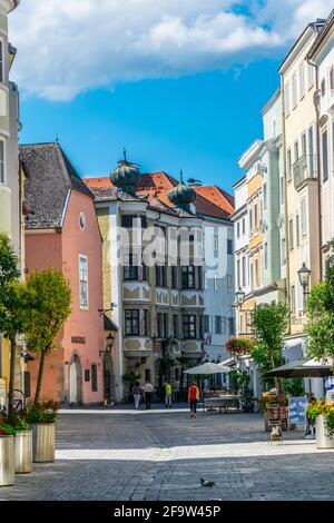 LINZ, ÖSTERREICH, 30. JULI 2016: Blick auf eine schmale Straße in der Altstadt der österreichischen Stadt Linz. Stockfoto