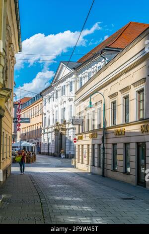 LINZ, ÖSTERREICH, 30. JULI 2016: Blick auf eine schmale Straße in der Altstadt der österreichischen Stadt Linz. Stockfoto