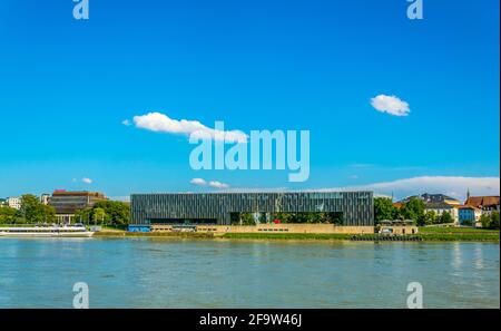 LINZ, ÖSTERREICH, 30. JULI 2016: Blick auf die Kunstgalerie Lentos am Donauufer in Linz, Österreich. Stockfoto