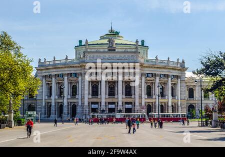 WIEN, ÖSTERREICH, 28. MAI 2015: Schöner Blick auf das historische Burgtheater mit der berühmten Wiener Ringstraße in Wien, Österreich Stockfoto