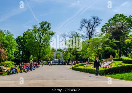 WIEN, ÖSTERREICH, 15. MAI 2015: Im wiener stadtpark entspannen sich die Menschen an sonnigen Tagen im Frühsommer Stockfoto