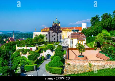 MELK, ÖSTERREICH, 16. MAI 2015: Die Menschen laufen zum Haupteingang der Abtei melk in österreich Stockfoto