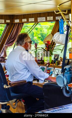 MELK, ÖSTERREICH, 16. MAI 2015: Captian fährt auf einer romantischen Kreuzfahrt durch das wachau-Tal in Österreich ein Flussboot voller Touristen Stockfoto