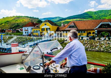 MELK, ÖSTERREICH, 16. MAI 2015: Captian fährt auf einer romantischen Kreuzfahrt durch das wachau-Tal in Österreich ein Flussboot voller Touristen Stockfoto