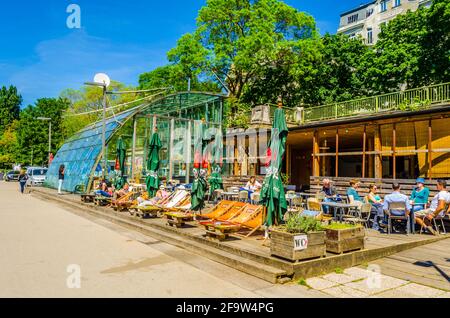 WIEN, ÖSTERREICH, 08. JUNI 2015: Blick auf eine Strandbar am Ufer des donaukanals in wien während des heißen Sommertages Stockfoto