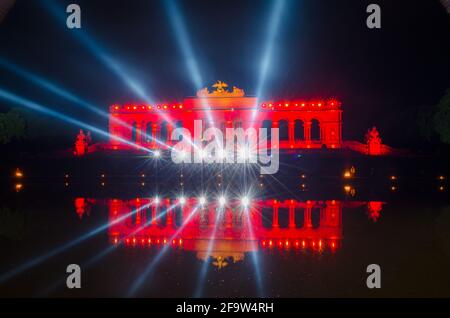 WIEN, ÖSTERREICH, 08. JUNI 2015:Nachtsicht einer Lasershow vor dem Glorietteschloss im schönbrunner Garten zum Konzert klassischer Musi Stockfoto