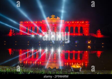 WIEN, ÖSTERREICH, 08. JUNI 2015:Nachtsicht einer Lasershow vor dem Glorietteschloss im schönbrunner Garten zum Konzert klassischer Musi Stockfoto