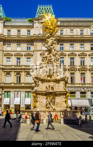 WIEN, ÖSTERREICH, 27. JUNI 2015: pestsaule und Touristen auf der Grabenstraße in Wien. Der Graben ist eine der berühmtesten Straßen Stockfoto