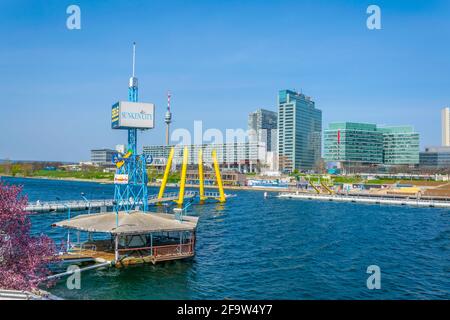 WIEN, ÖSTERREICH, MÄRZ 2016: Blick auf das Donauufer in wien bei VIC. Dieser Teil der Küste ist voller Bars und Restaurants und ist beliebt Stockfoto