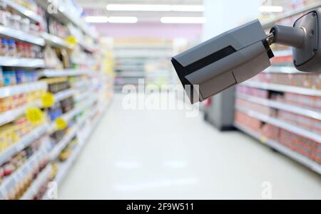 CCTV-Kamera auf Supermarkt Hintergrund und haben Kopieplatz für Design in Ihrem Arbeitskonzept. Stockfoto