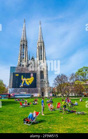 WIEN, ÖSTERREICH, 2. FEBRUAR 2016: Auf einer Liegewiese vor der votivkirche in Wien genießen die Menschen einen sonnigen Tag. Stockfoto