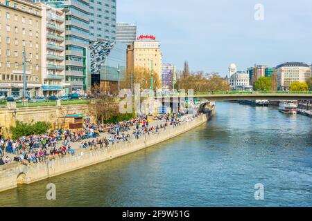 WIEN, ÖSTERREICH, 2. FEBRUAR 2016: Die Menschen genießen einen sonnigen Tag am Ufer des donaukanals in Wien, Österreich. Stockfoto