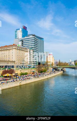 WIEN, ÖSTERREICH, 2. FEBRUAR 2016: Die Menschen genießen einen sonnigen Tag am Ufer des donaukanals in Wien, Österreich. Stockfoto