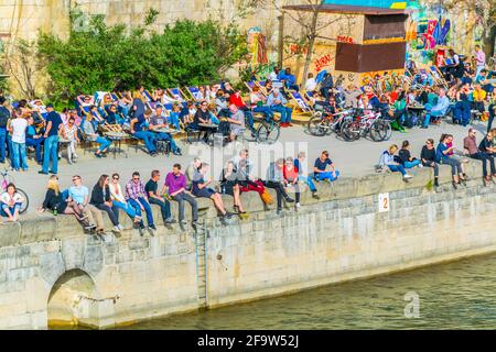 WIEN, ÖSTERREICH, 2. FEBRUAR 2016: Die Menschen genießen einen sonnigen Tag am Ufer des donaukanals in Wien, Österreich. Stockfoto