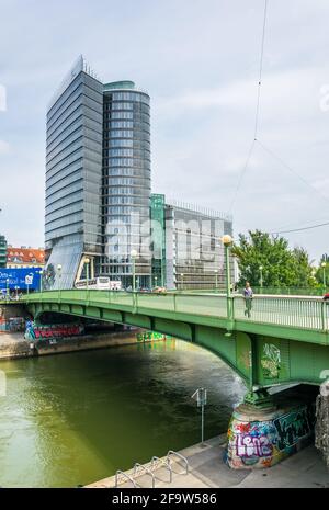 WIEN, ÖSTERREICH, JUNI 2016: Blick auf die Uferpromenade des donaukanals in Wien, Österreich. Stockfoto