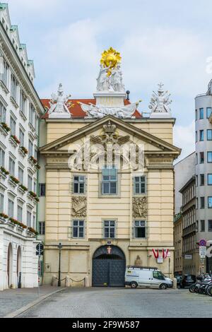 WIEN, ÖSTERREICH, JUNI 2016: Blick auf die Zentralfeuerwache am Platz am hof in Wien, Österreich. Stockfoto