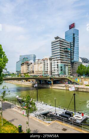 WIEN, ÖSTERREICH, JUNI 2016: Blick auf die Uferpromenade des donaukanals in Wien, Österreich. Stockfoto