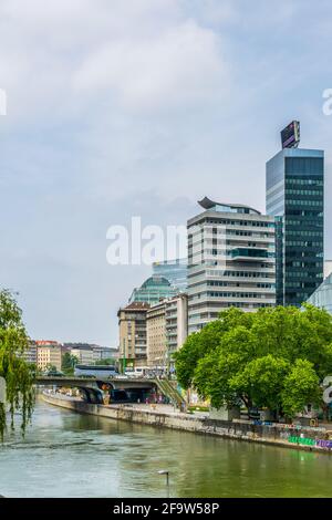 WIEN, ÖSTERREICH, JUNI 2016: Blick auf die Uferpromenade des donaukanals in Wien, Österreich. Stockfoto