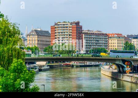 WIEN, ÖSTERREICH, JUNI 2016: Blick auf die Uferpromenade des donaukanals in Wien, Österreich. Stockfoto