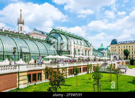 WIEN, ÖSTERREICH, JUNI 2016: Im berühmten palmenhaus neben der hofburg in Wien, Österreich, spazieren die Menschen Stockfoto