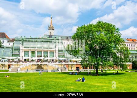 WIEN, ÖSTERREICH, JUNI 2016: Im berühmten palmenhaus neben der hofburg in Wien, Österreich, spazieren die Menschen Stockfoto