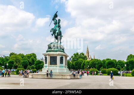 WIEN, ÖSTERREICH, JUNI 2016: Vor dem Erzherzog-Karl-Denkmal in Wien, Österreich, laufen Menschen Stockfoto