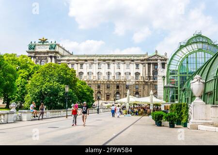 WIEN, ÖSTERREICH, JUNI 2016: Im berühmten palmenhaus neben der hofburg in Wien, Österreich, spazieren die Menschen Stockfoto