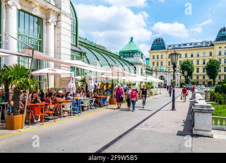 WIEN, ÖSTERREICH, JUNI 2016: Im berühmten palmenhaus neben der hofburg in Wien, Österreich, spazieren die Menschen Stockfoto