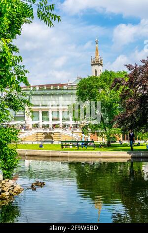 WIEN, ÖSTERREICH, JUNI 2016: Im berühmten palmenhaus neben der hofburg in Wien, Österreich, spazieren die Menschen Stockfoto