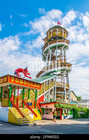 WIEN, ÖSTERREICH, JUNI 2016: Blick auf eine spiralförmige Rutsche im Inneren des prater-Vergnügungsparks in Wien, Österreich. Stockfoto