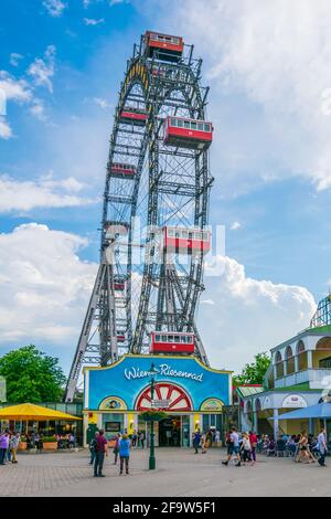 WIEN, ÖSTERREICH, JUNI 2016: Vom riesenrad im Wiener prater genießen die Menschen den Blick auf wien. Stockfoto