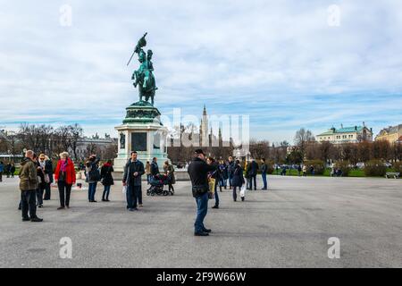 WIEN, ÖSTERREICH, FEBRUAR 2016: Vor dem Erzherzog-Karl-Denkmal in Wien, Österreich, laufen Menschen Stockfoto