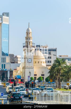 MANAMA, BAHRAIN, 22. OKTOBER 2016: Al Yateem Moschee umgeben von hohen Wolkenkratzern in Manama, der Hauptstadt von Bahrain. Stockfoto