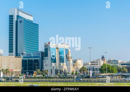 MANAMA, BAHRAIN, 22. OKTOBER 2016: Al Yateem Moschee umgeben von hohen Wolkenkratzern in Manama, der Hauptstadt von Bahrain. Stockfoto