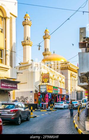 MANAMA, BAHRAIN, 23. OKTOBER 2016: Blick auf eine Moschee in einer schmalen Straße in der Nähe des Suq Bab al Bahrain in Manama, der Hauptstadt von Bahrain Stockfoto