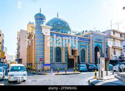 MANAMA, BAHRAIN, 23. OKTOBER 2016: Blick auf eine Moschee in einer schmalen Straße in der Nähe des Suq Bab al Bahrain in Manama, der Hauptstadt von Bahrain Stockfoto