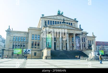 BERLIN, 12. MÄRZ 2015: Vor dem konzerthaus berlin am gendarmenmarkt in berlin laufen Menschen. Stockfoto