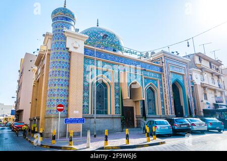 MANAMA, BAHRAIN, 23. OKTOBER 2016: Blick auf eine Moschee in einer schmalen Straße in der Nähe des Suq Bab al Bahrain in Manama, der Hauptstadt von Bahrain Stockfoto