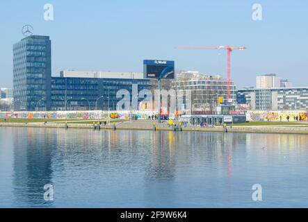 BERLIN, 12. MÄRZ 2015: Die Menschen bewundern Wandgemälde auf der East Side Gallery in berlin. Stockfoto