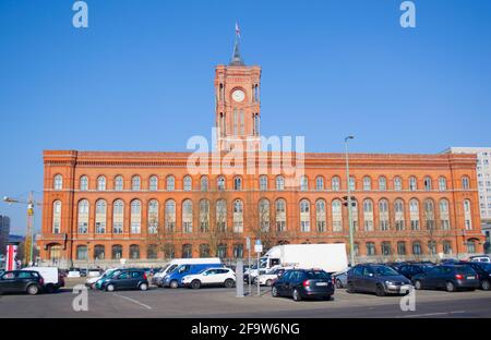 BERLIN, 12. MÄRZ 2015: Blick von hinten auf das rote Rathaus in berlin. Stockfoto