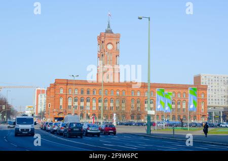 BERLIN, 12. MÄRZ 2015: Blick von hinten auf das rote Rathaus in berlin. Stockfoto