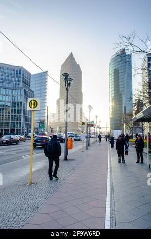 BERLIN, 12. MÄRZ 2015: Am potsdamer platz in berlin warten Menschen auf einen Bus. Stockfoto