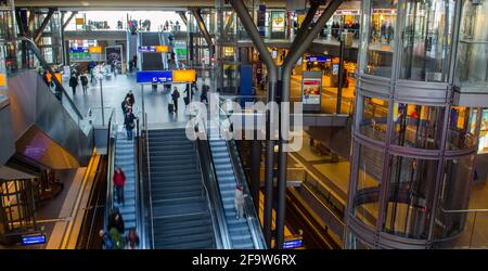 BERLIN, 12. MÄRZ 2015: Blick ins Innere des Berliner Hauptbahnhofs. Stockfoto