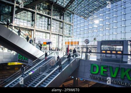 BERLIN, 12. MÄRZ 2015: Blick ins Innere des Berliner Hauptbahnhofs. Stockfoto