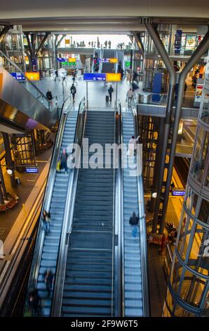 BERLIN, 12. MÄRZ 2015: Blick ins Innere des Berliner Hauptbahnhofs. Stockfoto