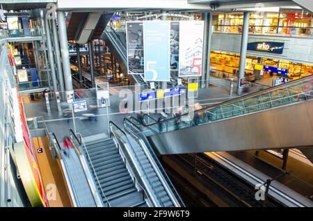 BERLIN, 12. MÄRZ 2015: Blick ins Innere des Berliner Hauptbahnhofs. Stockfoto
