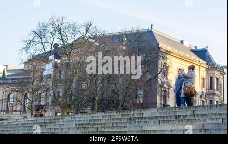 BERLIN, 12. MÄRZ 2015: Hinter dem reichstagsgebäude in berlin fotografieren Menschen den Fluss Spree. Stockfoto